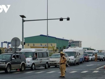 Phà Gót, nối giữa đảo Cát Hải (phía thành phố Hải Phòng) và đảo Cát Bà thường xuyên ùn tắc trong các dịp nghỉ lễ.