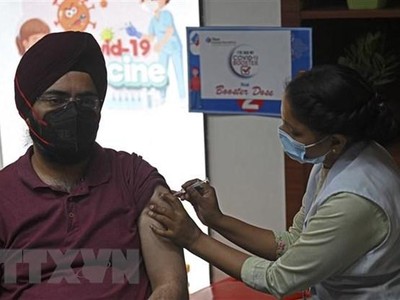 Nhân viên y tế tiêm vaccine phòng COVID-19 cho người dân ở New Delhi, Ấn Độ ngày 10/4/2022. (Ảnh: AFP/TTXVN).