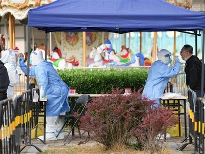 Nhân viên y tế lấy mẫu xét nghiệm COVID-19 cho người dân tại Bắc Kinh, Trung Quốc, ngày 29/4/2022. (Ảnh: THX/TTXVN)