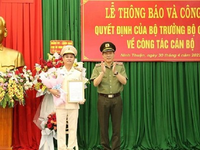 Thượng tướng Lương Tam Quang (bên phải) trao quyết định bổ nhiệm cho đại tá Huỳnh Tấn Hạnh (Ảnh: CA).