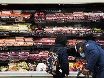 Người dân mua sắm tại một cửa hàng ở New York (Mỹ), ngày 14/11/2021. (Ảnh: THX/TTX)