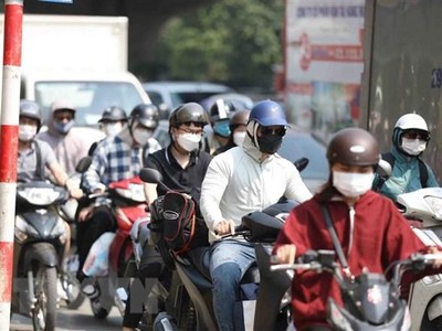 Các phương tiện lưu thông trên đường phố Hà Nội. (Ảnh: TTXVN phát)