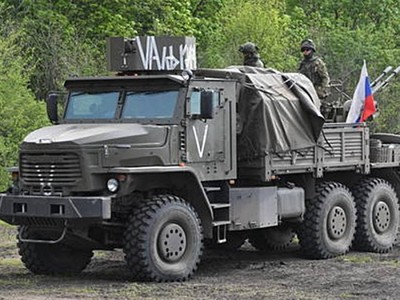 Xe quân sự Nga tiến theo hướng Kharkov, Ukraine. Ảnh: Sputnik..