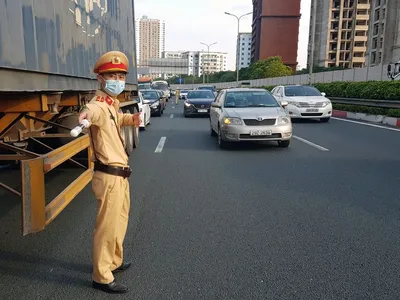 Lực lượng CSGT phân luồng, hướng dẫn người dân lưu thông trở lại Hà Nội (Ảnh: CTV).