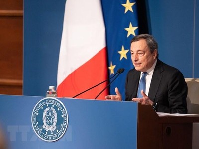 Thủ tướng Italy Mario Draghi phát biểu trong cuộc họp báo cuối năm tại Rome. (Ảnh: THX/TTXVN).