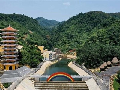 Khu du lịch sinh thái Cổng Trời, huyện Đông Giang, tỉnh Quảng Nam đã mở cửa đón khách dịp lễ 30/4 và 1/5. (Ảnh: Đoàn Hữu Trung/TTXVN)