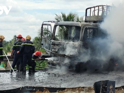 Cảnh sát phòng cháy chữa cháy tỉnh Long An điều động 4 xe chuyên dụng ra hiện trường khống chế đám cháy xe chở nhớt.