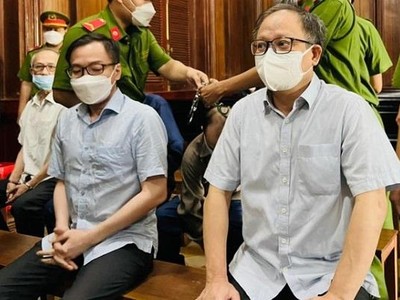 Bị cáo Tề Trí Dũng (ngồi bên trái) và Tất Thành Cang (ngồi bên phải) tại phiên sơ thẩm.