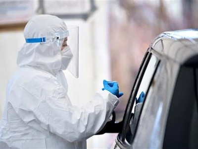 Nhân viên y tế lấy mẫu xét nghiệm COVID-19 cho người dân tại Minsk Mazowiecki, Ba Lan ngày 26/1/2022. (Ảnh: PAP/TTXVN).