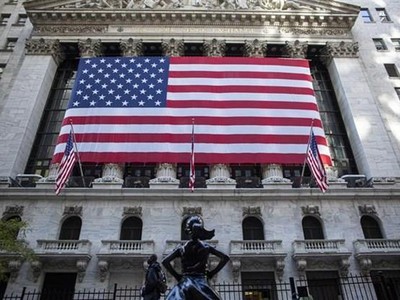 Quang cảnh bên ngoài sàn giao dịch chứng khoán New York (Mỹ). (Ảnh: AFP/TTXVN).