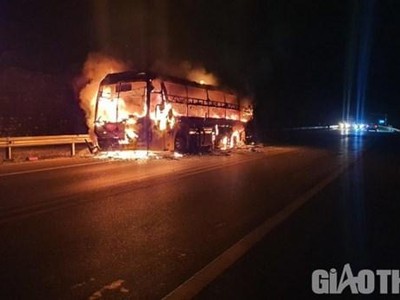 Xe khách bị cháy trên cao tốc Nội Bài-Lào Cai. (Nguồn: Atgt.vn).