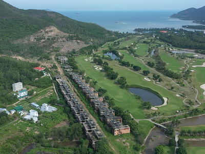 Sân golf bên trong Dự án Khu du lịch và giải trí Sông Lô, xã Phước Đồng, Nha Trang, Khánh Hòa. Ảnh: Nhiệt Băng.