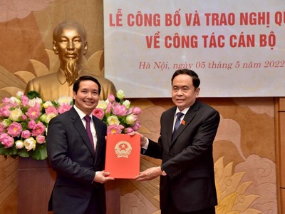 Phó Chủ tịch Thường trực Quốc hội Trần Thanh Mẫn trao quyết định cho ông Phạm Thái Hà.