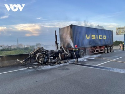 Cabin xe đầu kéo bị lửa thiêu rụi hoàn toàn.