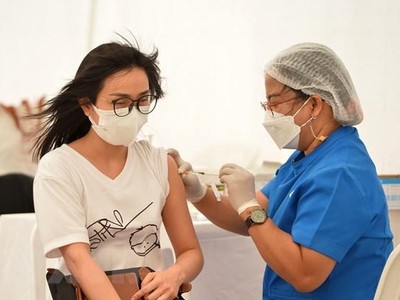 Nhân viên y tế tiêm vaccine phòng COVID-19 cho người dân tại Bangkok, Thái Lan ngày 23/4/2022. (Ảnh: THX/TTXVN).