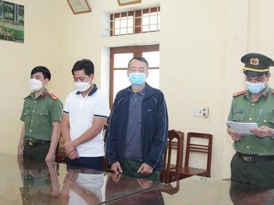 Cơ quan An ninh điều tra đọc lệnh bắt tạm giam đối tượng Khánh và An. (Ảnh: Hoàng Nguyên/TTXVN).