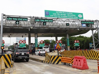 Phương tiện đi vào làn thu phí tự động không dừng tại trạm thu phí đầu tuyến cao tốc Hà Nội-Hải Phòng. (Ảnh: CTV/Vietnam+).