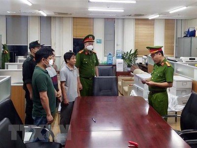 Lực lượng chức năng đọc lệnh bắt các bị can liên quan đến vụ án xảy ra tại Bệnh viện Đa khoa Đồng Nai, Công ty AIC và các đơn vị liên quan. (Ảnh: Phạm Kiên/TTXVN)