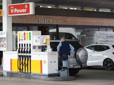 Người dân bơm xăng cho phương tiện tại một trạm xăng ở Berlin, Đức, ngày 11/5/2022. (Ảnh: THX/TTXVN).