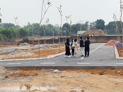 Giá bất động sản leo thang và lập mặt bằng giá mới ở nhiều nơi, song lượng giao dịch rất ít.