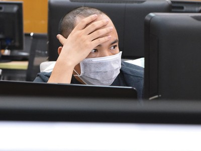 Sống sót trong “bão tố”