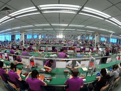 Công nhân làm việc trong một nhà máy sản xuất điện tử ở tỉnh An Huy, miền Đông Trung Quốc. Ảnh: AFP/TTXVN