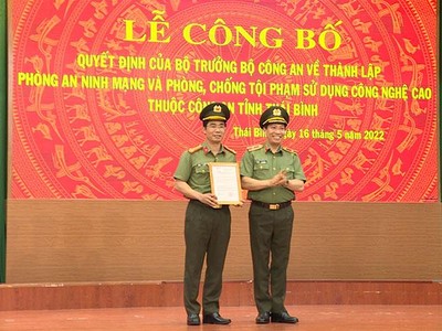 Thiếu tướng Lê Văn Tuyến, Thứ trưởng Bộ Công an trao quyết định của Bộ trưởng Bộ Công an về việc thành lập Phòng An ninh mạng và phòng, chống tội phạm sử dụng công nghệ cao, Công an tỉnh Thái Bình.