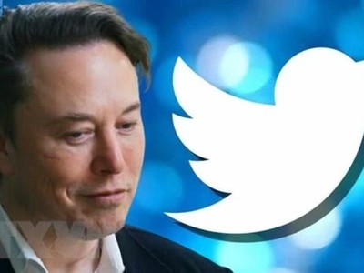 Tỷ phú Elon Musk và biểu tượng Twitter. (Ảnh: Finnews24/TTXVN).