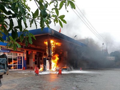 Hai cột bơm xăng tại Cửa hàng Xăng dầu số 21 thuộc Công ty Xăng dầu tỉnh Thừa Thiên Huế bốc cháy sau khi bị một ô tô đâm vào.