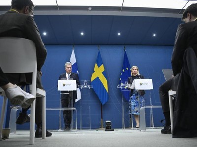 Tổng thống Phần Lan Sauli Niinisto (trái) và Thủ tướng Thụy Điển Magdalena Andersson trong một cuộc họp báo chung tại Stockholm. Ảnh: AP.