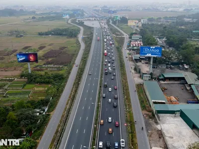 Hình ảnh cao tốc Pháp Vân - Cầu Giẽ xảy ra ùn tắc vào dịp nghỉ Tết Dương lịch 1/1/2022 (Ảnh: Quân Đỗ).