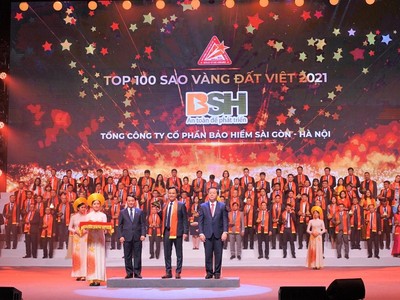 Ông Nguyễn Văn Trưởng – Tổng Giám đốc Bảo hiểm BSH (đứng giữa hàng đầu tiên) đại diện cho BSH nhận danh hiệu Top 100 Sao Vàng Đất Việt 2021.