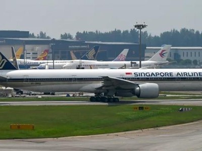 Máy bay Singapore Airlines đỗ trong Sân bay quốc tế Changi, Singapore vào ngày 13/5/2022. Ảnh: AFP.