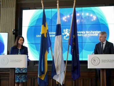 Bộ trưởng Ngoại giao Thụy Điển Ann Linde và Bộ trưởng Ngoại giao Phần Lan Pekka Haavisto dự họp báo chung hôm 29/4. Ảnh: Reuters.