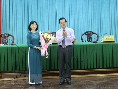 Ông Lê Hồng Quang, Bí thư Tỉnh ủy An Giang tặng hoa chúc mừng bà Nguyễn Thị Minh Thuý được bầu làm Phó Chủ tịch Ủy ban Nhân dân tỉnh An Giang, nhiệm kỳ 2021-2026. (Ảnh: Thanh Sang/TTXVN).