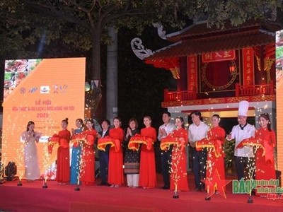 Cắt băng khai mạc Lễ hội.(Nguồn: QDND)