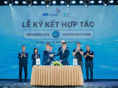 Ông Đỗ Tuấn Anh – Chủ tịch Ủy ban điều hành MB Ageas Life (bên trái), và ông Lê Ngọc Hải – CEO Doctor Anywhere Việt Nam (bên phải) thực hiện ký kết hợp tác.