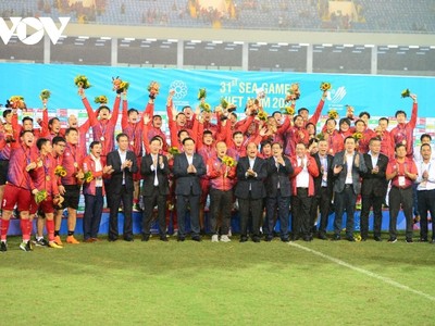 Chủ tịch nước Nguyễn Xuân Phúc, Thủ tướng Phạm Minh Chính, Chủ tịch Quốc hội Vương Đình Huệ, Thường trực Ban Bí thư Võ Văn Thưởng xuống sân trao HCV môn bóng đá nam SEA Games 31 cho U23 Việt Nam.