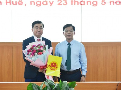 Ông Nguyễn Văn Phúc (trái) được bổ nhiệm giữ chức Giám đốc Sở Du lịch Thừa Thiên Huế.