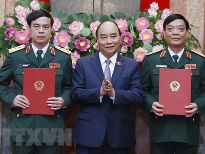 Chủ tịch nước Nguyễn Xuân Phúc, Thống lĩnh các lực lượng vũ trang nhân dân, Chủ tịch Hội đồng Quốc phòng và An ninh, trao Quyết định thăng quân hàm từ Trung tướng lên Thượng tướng đối với đồng chí Ngô Minh Tiến và Lương Đình Hồng. (Ảnh: Thống Nhất/TTXVN).