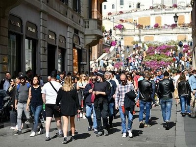 Người dân và du khách đi dạo ở Via dei Condotti, Rome (Italy). (Ảnh: THX/TTXVN).