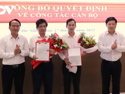 Ông Lương Nguyễn Minh Triết, Phó Bí thư Thường trực Thành ủy Đà Nẵng (ngoài cùng bên phải) trao quyết định bổ nhiệm Chánh Văn phòng Đoàn Đại biểu Quốc hội và HĐND TP Đà Nẵng cho ông Nguyễn Xuân Tiến (thứ hai từ phải sang).
