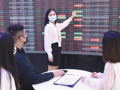 Thị trường chứng khoán tháng 4/2022 giảm điểm, nhưng số lượng nhà đầu tư tiếp tục tăng, với hơn 232.000 tài khoản mở mới