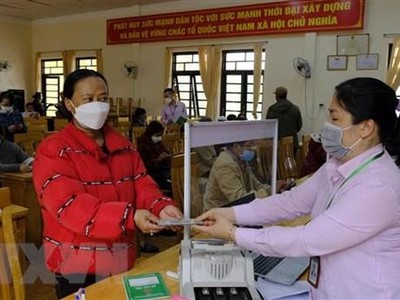 Ngân hàng Chính sách Xã hội giải ngân cho vay hỗ trợ việc làm và cho vay học sinh, sinh viên. (Ảnh: Đặng Tuấn/TTXVN)