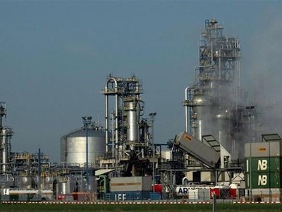 Toàn cảnh nhà máy lọc dầu OMV lớn nhất của Áo ở Schwechat, gần Vienna. (Ảnh: AFP/TTXVN)