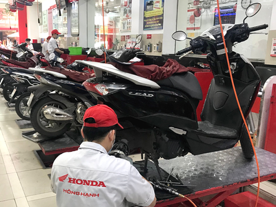 Các cửa hàng sửa chữa xe máy trên địa bàn thành phố Hà Nội chật kín xe hỏng sau trận mưa kỷ lục. (Ảnh: Việt Anh/Vietnam+)