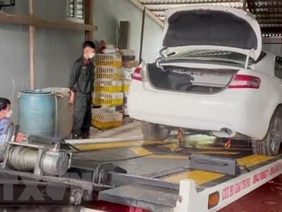 Niêm phong tạm giữ chiếc xe ô tô nhãn hiệu Camry biển kiểm soát nước ngoài, nghi vấn nhập lậu. (Ảnh minh họa: TTXVN phát)