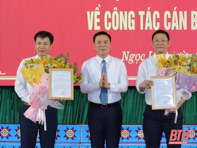 Bí thư Tỉnh ủy Thanh Hóa Đỗ Trọng Hưng trao quyết định cho ông Lê Văn Tuấn và ông Phạm Tiến Dũng. Ảnh: BTH.