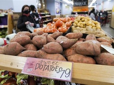 Người dân mua sắm tại một cửa hàng ở New York (Mỹ). (Ảnh: THX/TTXVN)