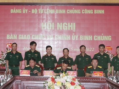 Trung tướng Trịnh Văn Quyết và các đại biểu chứng kiến ký kết bàn giao chức vụ Chính ủy Binh chủng Công binh.